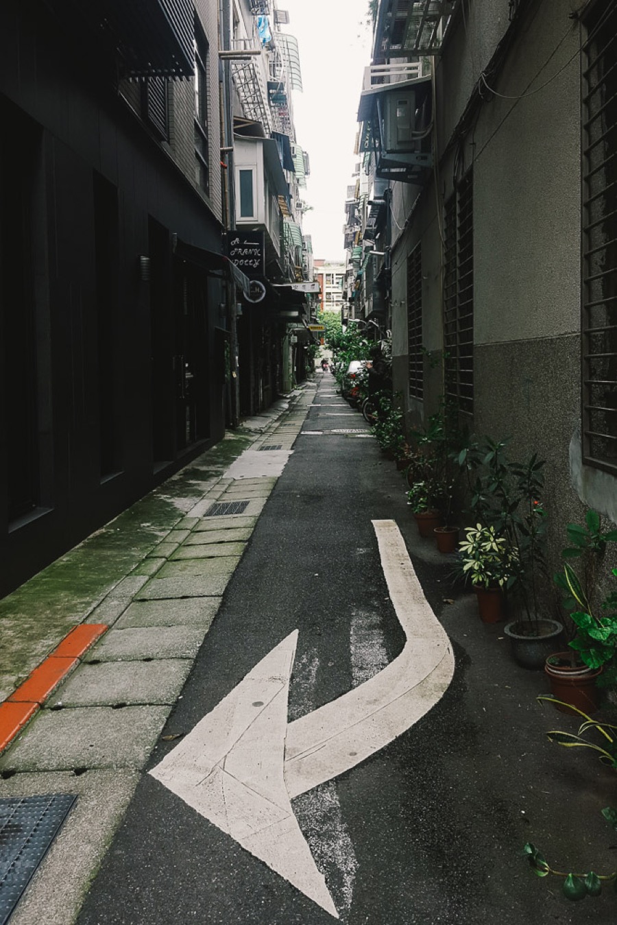 Taipei is a mix of Chine and Japan. The Japanese had it occupied until 1945